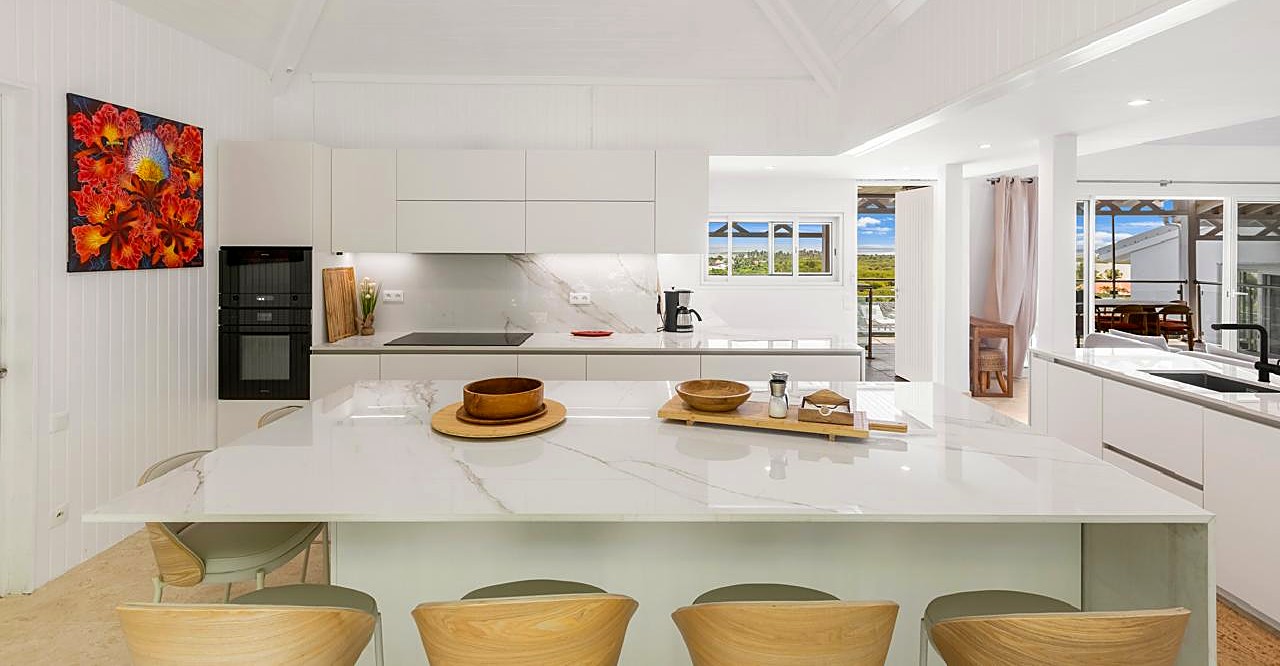 Cuisine îlot marbre avec vue mer — villa Saint-Barth