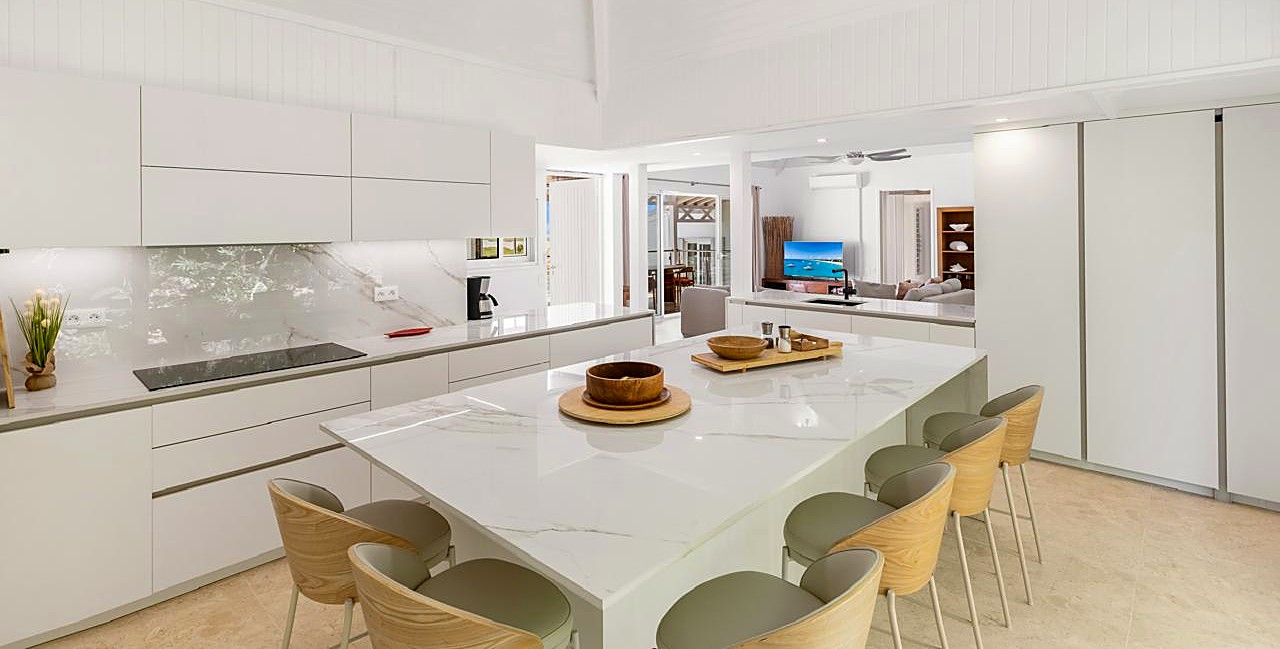 Cuisine de villa avec espace de vie